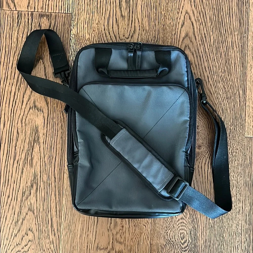 TARGUS T-1211 Gunmetal Gray and Camo crossbody messenger tech bag